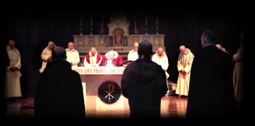Kartuziánšti mniši při liturgii (zdroj www.parkminster.org.uk)