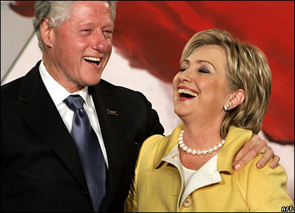 Bill lobuje, Hillary podepisuje