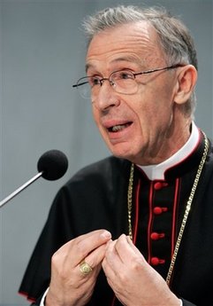 Arcibiskup Luis Ladaria Ferrer SJ, sekretář Kongregace pro nauku viry, představuje instrukci Dignitas personae na tiskové konferenci ve Vatikánu.