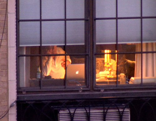 Bernie Madoff surfuje na internetu za oknem svého luxusního domácího vězení. (foto ABC News)
