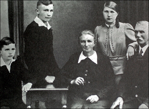 Rodina Ratzingerových v roce 1938: Zleva nejmladší Joseph, bratr Georg, matka Maria, sestra Maria, otec Joseph.
