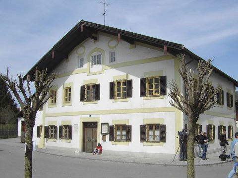 Dům Ratzingerových, Schulstraße 11 ve vesnici Makrtl am Inn v Bavorsku. Zde se narodilo jejich třetí dítě, Joseph Alois.