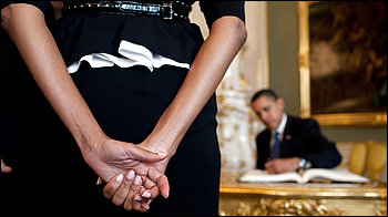 Tento snímek se objevil v The Washington Post s tímto popiskem: "Michelle Obamová s manželem minulý měsíc v Praze. Silně diskutovaná prefence první dámy nezakrývat si paže se ukázala být transformujícím kulturním symbolem."