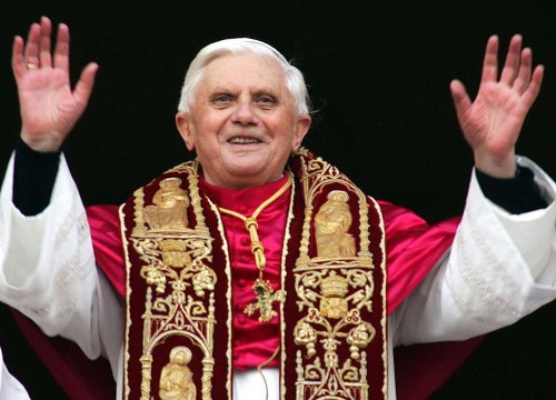Papež Benedikt XVI. zdraví věřící po svém zvolení.